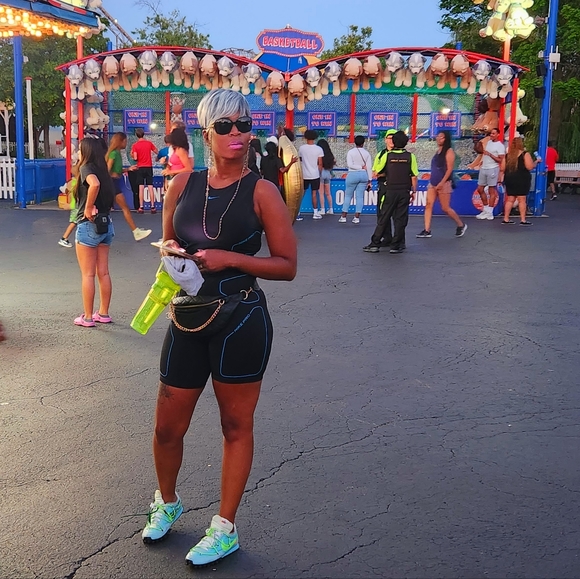 Meet your Posher, Janique 3/14 Pisces ♓️ 💕 Girl br🦄💕 Run the world 🦄🦄🦄 - Picture 7 of 17